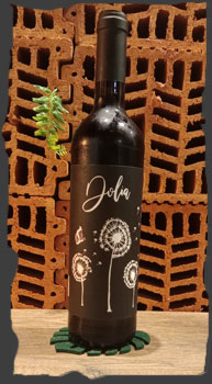Dolia Bobal es un vino tinto brillante y cristalino con una lágrima bastante densa.